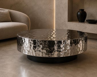 Mesa de centro redonda de acero inoxidable martillado / Mesa escultural de metal con acabado espejo