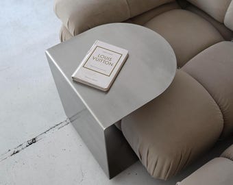 Tavolino laterale a forma di C in acciaio inossidabile, realizzato a mano: tavolino da divano moderno e minimalista