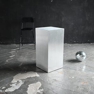 Tavolino laterale in alluminio spazzolato pesante da 4 mm / Base minimalista / Supporto espositivo moderno in metallo