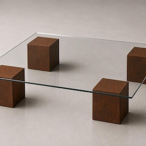 Pode incluir: Uma mesa de centro retangular com um tampo de vidro transparente apoiado sobre quatro pernas sólidas em forma de cubo com um acabamento texturizado castanho-escuro semelhante a ferrugem. A superfície de vidro é transparente e revela as bases.