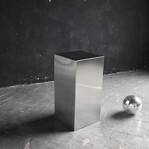 Roestvrijstalen sokkel | Minimalistische bijzettafel | Displaystandaard van geborsteld metaal | Moderne galerijkubus