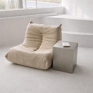 Table d'appoint cube en acier inoxydable brossé - Pièce d'art minimaliste moderne par Veliento