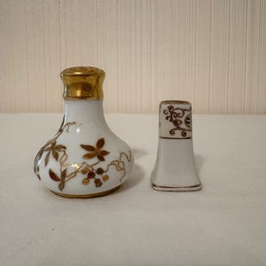 Vintage White Salt & Pepper Shaker Set – Classic Detailing, Ceramic, Timeless Charm