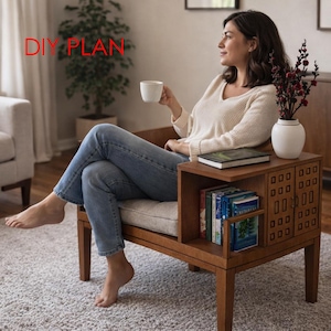 以下が含まれることがあります： 本棚とキャビネットが内蔵された木製のサイドテーブル。 テーブルには明るい色のクッションシートが付いています。 女性が座席に座り、白いマグカップを持っています。 テキスト「DIY PLAN」が左上に表示されています。