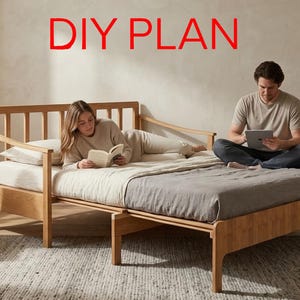 Puede incluir: Una estructura de cama de madera con cabecero y piecero. Una persona lee un libro en la cama, mientras que otra usa una tableta. Las palabras "DIY PLAN" se muestran en rojo en la pared.