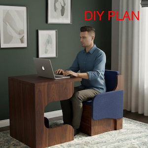 Puede incluir: Un escritorio de madera marrón oscuro con un recorte para las piernas, combinado con una silla a juego con tela azul. Una persona está sentada en el escritorio usando una computadora portátil. El texto "DIY PLAN" es visible.