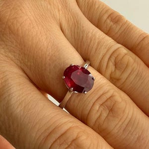 Ring mit natürlichem Rubin, ovaler Solitär, Sterlingsilber, klassischer Cocktail-Stil, Geburtsstein Juli, facettierter roter Edelstein, rhodiniert