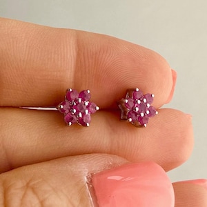 Brincos de rubi natural, com design floral, em prata de lei, pedra do mês de julho, banhados a ródio.