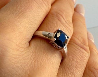 Saphirring aus 925er Sterlingsilber für Damen, natürlicher blauer Edelstein, handgefertigter minimalistischer Schmuck, bedeutungsvolles Schmuckstück