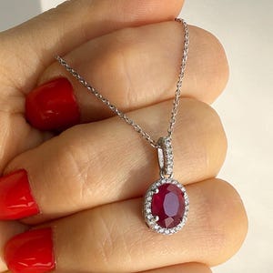Halsband med naturlig rubinhalsband, ovalt 1,6 karat, kubisk zirkonia, rodiumpläterat sterlingsilver 925, juli-födelsesten