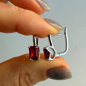 Ohrhänger aus Sterlingsilber mit Rubin für Damen, minimalistischer Art-déco-Stil, handgefertigter Schmuck mit rotem Edelstein – perfekt für jeden Tag und als Geschenk.