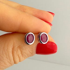 Pendientes de rubí natural de Birmania, solitario ovalado engastado en bisel, plata de ley 925 rodiada, diseño minimalista, piedra de nacimiento de julio
