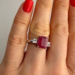 Anel de coquetel grande com três pedras de rubi vermelho natural, lapidação esmeralda de 2,8 ct, feito à mão em prata de lei 925 com banho de ródio.
