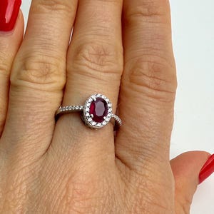 Anello di fidanzamento in argento sterling con rubino, contorno ovale in stile art déco, rubino naturale da 1 carato, pietra portafortuna di luglio.