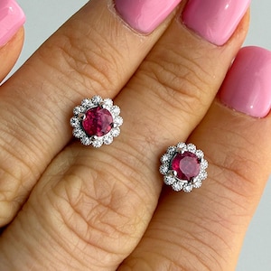Pendientes de botón de rubí natural, engaste de halo floral en plata de ley, piedra de nacimiento de julio, chapados en rodio.