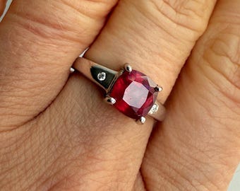 Ring aus 925er Sterlingsilber mit Rubin – ein wunderschönes Geschenk für Damen. Schmuck aus natürlichem rotem Edelstein, handgefertigt und ein persönliches, bedeutungsvolles Schmuckstück.