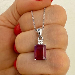 Puede incluir: Un letrero de madera hecho a mano con el texto "Welcome to our home" en un estilo manuscrito. El letrero está pintado de blanco con un marco teñido oscuro. El letrero mide aproximadamente 30 cm de ancho y 20 cm de alto.