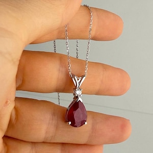 Halsband med hänge i naturligt rubin, päronslipat sterlingsilver, juli-födelsesten, rodiumpläterad