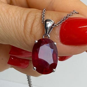Natuurlijke robijnketting met grote rode edelsteen als solitaire hanger, sterling zilver, minimalistische stijl, geboortesteen van juli, gerhodineerd