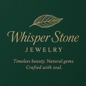 Könnte beinhalten: Dunkelgrüner Hintergrund mit goldfarbenem Text „Whisper Stone Jewelry“ und einem goldenen Blattdesign. Darunter steht „Zeitlose Schönheit. Natürliche Edelsteine. Mit Seele gefertigt.“