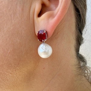 Pendientes de rubí natural con colgante de perla barroca, botón ovalado, plata de ley, piedra de nacimiento de julio, baño de rodio.