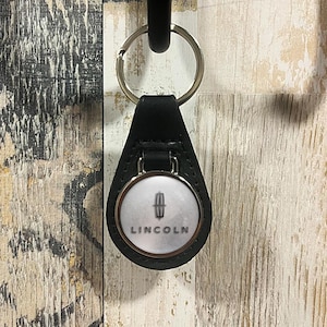 Elegant Lincoln Car Keychain – A Must-Have Premium Accessory for Lovers of Classic American Luxury and Automotive Heritage