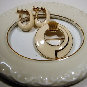 Trifari Enamel Brooch and Earrings, Trifari Round Brooch, Cream and Gold Enamel Brooch, Trifari Earrings, Clip on Earrings