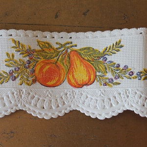 Puede incluir: Borde de encaje blanco con un borde festoneado y un dise&ntilde;o impreso de hojas amarillas y verdes, fruta naranja y peras amarillas.
