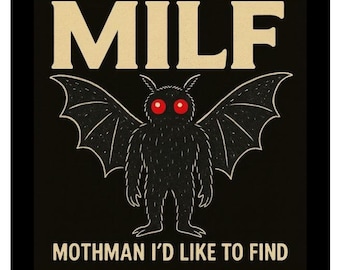 Puede incluir: Diseño gráfico negro con una criatura parecida a Mothman con ojos rojos y alas grandes. La palabra "MILF" está encima de la criatura, y el texto "Mothman I'd like to find" está debajo. El diseño está sobre un fondo negro.