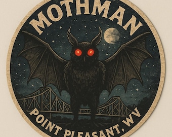 Puede incluir: Adhesivo redondo con Mothman, un críptido de Point Pleasant, WV. La ilustración muestra una criatura negra con forma de murciélago con ojos rojos, alas extendidas, frente a un puente bajo un cielo estrellado. El texto "MOTHMAN POINT PLEASANT, WV" está en un diseño circular.