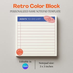 Op de afbeelding: Een retro-stijl notitieblok met de tekst "Retro Color Block" en "PERSONALISED NAME NOTEPAD TEMPLATE". Het notitieblok is crèmekleurig met een blauwe koptekst met de tekst "ADA'S TO-DO LIST". Het heeft een roze ovale sticker met "SEEK, DISCOVER, THRIVE". De afmeting van het notitieblok is 7,6 x 7,6 cm.