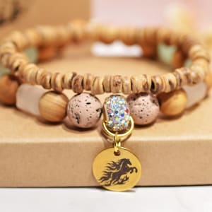 Fire Horse Diffuser-armband, lavakraal dierenriemarmband, gegraveerde talismanbedel, natuursteen gelaagde armband, horoscoop cadeau voor haar