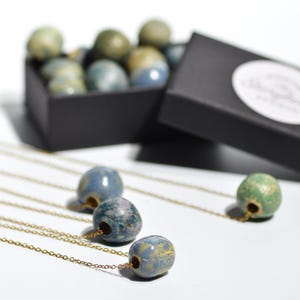 Collana con perline in ceramica, ciondolo minimalista da indossare a strati, gioiello in ceramica fatto a mano, regalo perfetto per chi ama uno stile di vita minimalista.