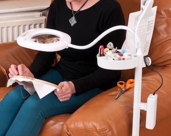 Lámpara LED de aumento 4 en 1 PURElite para manualidades con accesorios y soporte para lupa de bordado