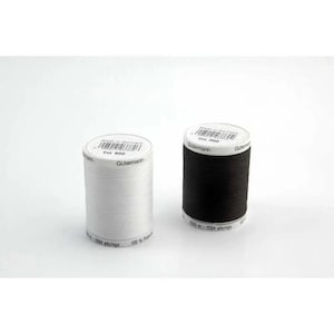 Puede incluir: Dos carretes de hilo Gutermann, uno blanco y otro negro, se muestran sobre un fondo blanco. Cada carrete tiene una etiqueta blanca con el nombre de la marca e información del producto. El hilo está bien enrollado en los carretes.