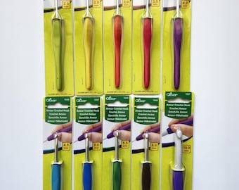 Aguja de crochet ergonómica Clover Amour de aluminio con agarre suave (2,0-5,5 mm)