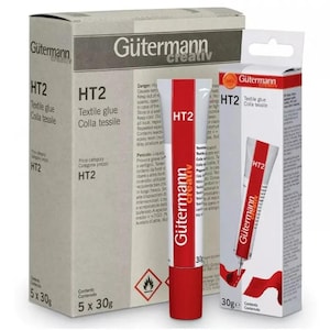 Peut inclure: Présentation de la colle textile Gütermann HT2. L'emballage comprend une boîte et des tubes de colle, avec le nom de la marque et les informations sur le produit clairement visibles. Les tubes sont rouges et blancs, et la boîte est grise et blanche.