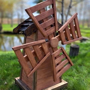 Rustikale Windmühle aus Holz - Handgemachte Gartendekoration