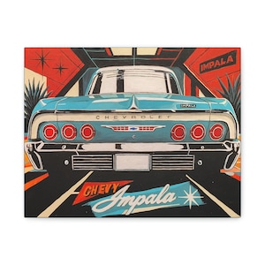 Può includere: Una stampa artistica rettangolare che mostra la vista posteriore di una Chevrolet Impala color ottanio. L'auto presenta sei luci posteriori rotonde rosse, un paraurti cromato e la scritta CHEVROLET e IMPALA. Sotto l'auto, il testo CHEVY Impala.