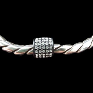 Puede incluir: Una taza de cer&aacute;mica blanca con un asa negra y el texto "But First, Coffee" en un estilo manuscrito. La taza est&aacute; sobre una superficie blanca. La taza mide aproximadamente 10 cm de alto.