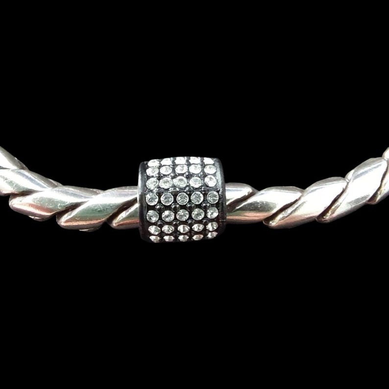 Puede incluir: Una taza de cer&aacute;mica blanca con un asa negra y el texto "But First, Coffee" en un estilo manuscrito. La taza est&aacute; sobre una superficie blanca. La taza mide aproximadamente 10 cm de alto.