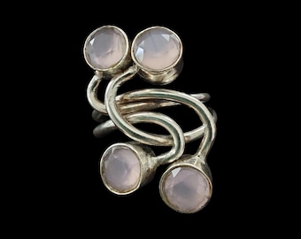 Anillo único de plata de ley con piedra lunar rosa