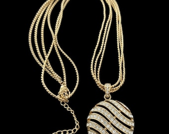 Collar con colgante redondo de onda con incrustaciones de diamantes de imitación