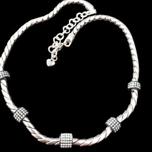 Puede incluir: Una tabla de cortar de madera hecha a mano con un acabado natural. La tabla presenta un borde natural en un lado y una forma rectangular lisa. Mide aproximadamente 45 cm de largo y 30 cm de ancho.