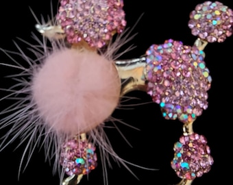 Broche de caniche rosa caprichoso