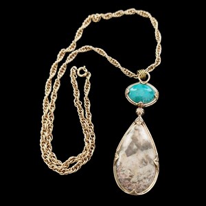 Peut inclure: Un collier à chaîne torsadée dorée avec un pendentif composé d'un cabochon turquoise ovale surmontant une grande pierre en forme de poire aux motifs gris, blancs et bruns, le tout serti dans une monture métallique à griffes décoratives.