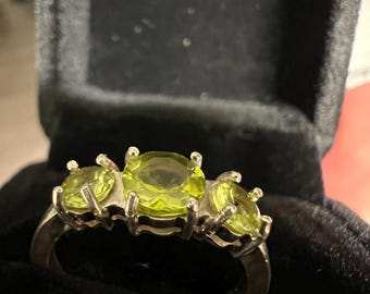 1,8 kt sterlingzilveren peridootring met drie stenen