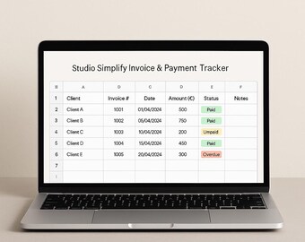 Pode incluir: Um laptop prateado exibindo uma planilha intitulada "Studio Simplify Invoice & Payment Tracker". A planilha mostra nomes de clientes, números de fatura, datas, valores em euros e status de pagamento, incluindo "Pago", "Não pago" e "Vencido".