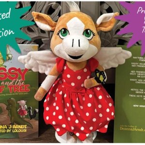 Puede incluir: Un cerdito de peluche con alas y un vestido rojo con lunares blancos se muestra frente a un libro titulado "Sassy and the Belief Tree". La portada del libro muestra un dinosaurio, un cerdo y una mofeta. La imagen incluye el texto "Edición Limitada" y "¡Reserva el tuyo hoy!"