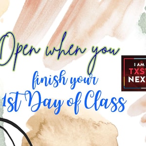 Puede incluir: Fondo de estilo acuarela con el texto « Abre cuando termines tu 1er día de clase ». La imagen incluye un pequeño cuadrado con el texto « I AM TXST NEXT ».